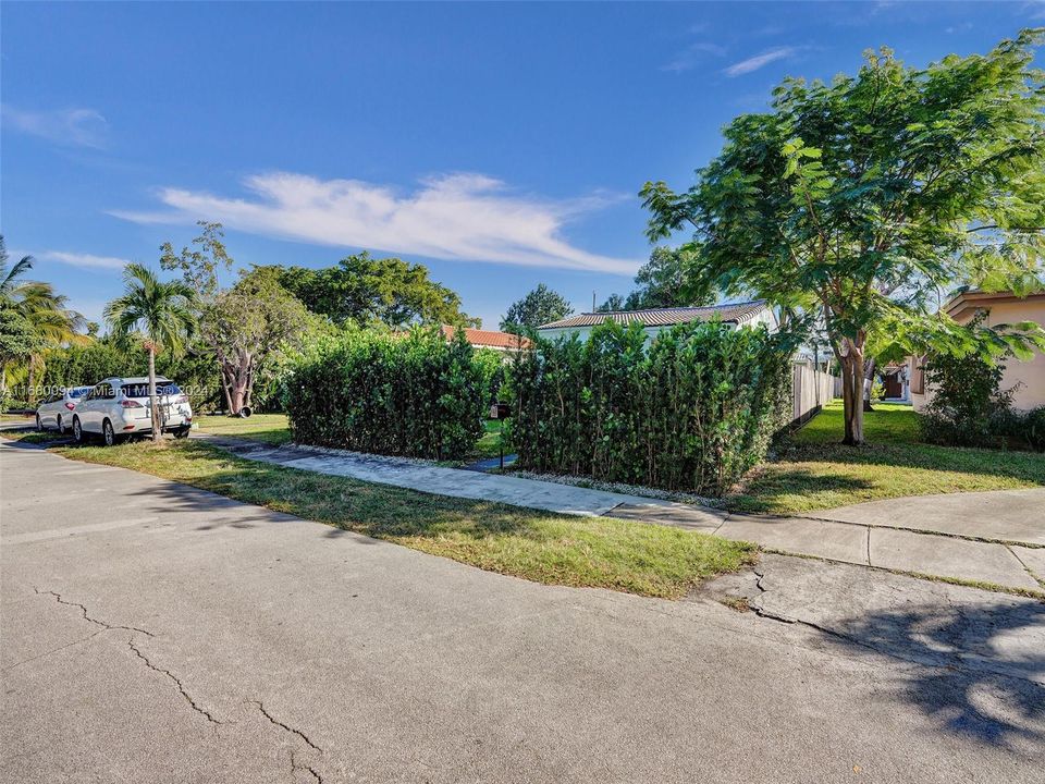 For Sale: $575,000 (2 beds, 2 baths, 861 Square Feet)