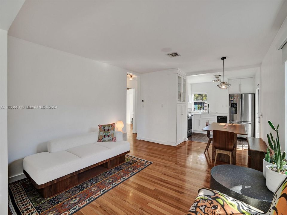 For Sale: $575,000 (2 beds, 2 baths, 861 Square Feet)