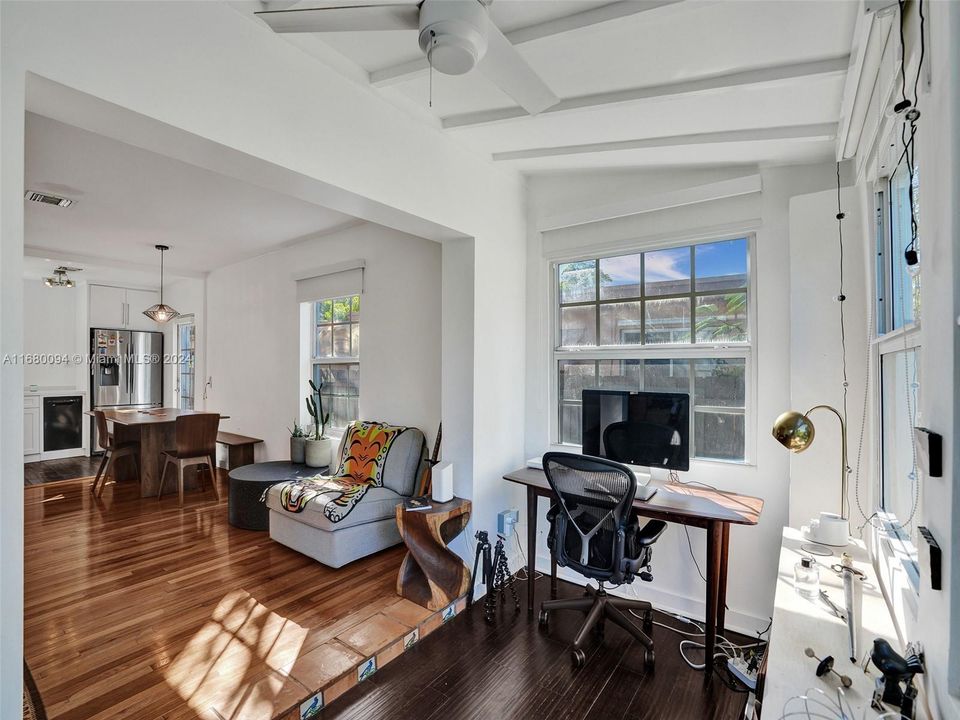 For Sale: $575,000 (2 beds, 2 baths, 861 Square Feet)