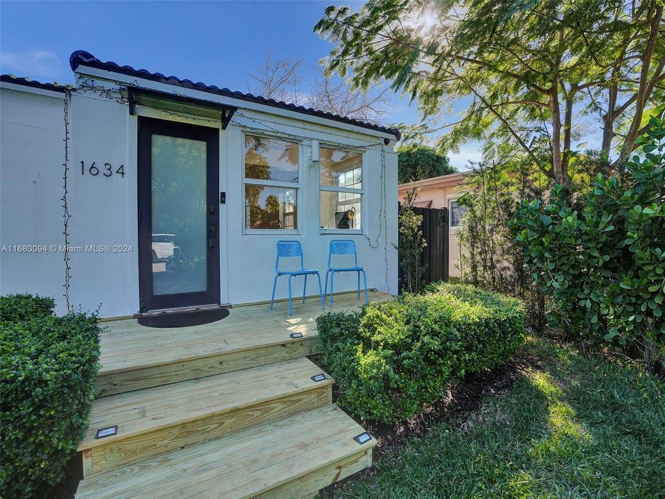 For Sale: $575,000 (2 beds, 2 baths, 861 Square Feet)