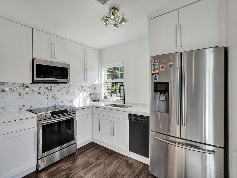 For Sale: $575,000 (2 beds, 2 baths, 861 Square Feet)