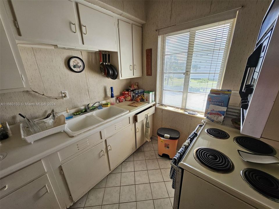 For Sale: $200,000 (1 beds, 1 baths, 726 Square Feet)