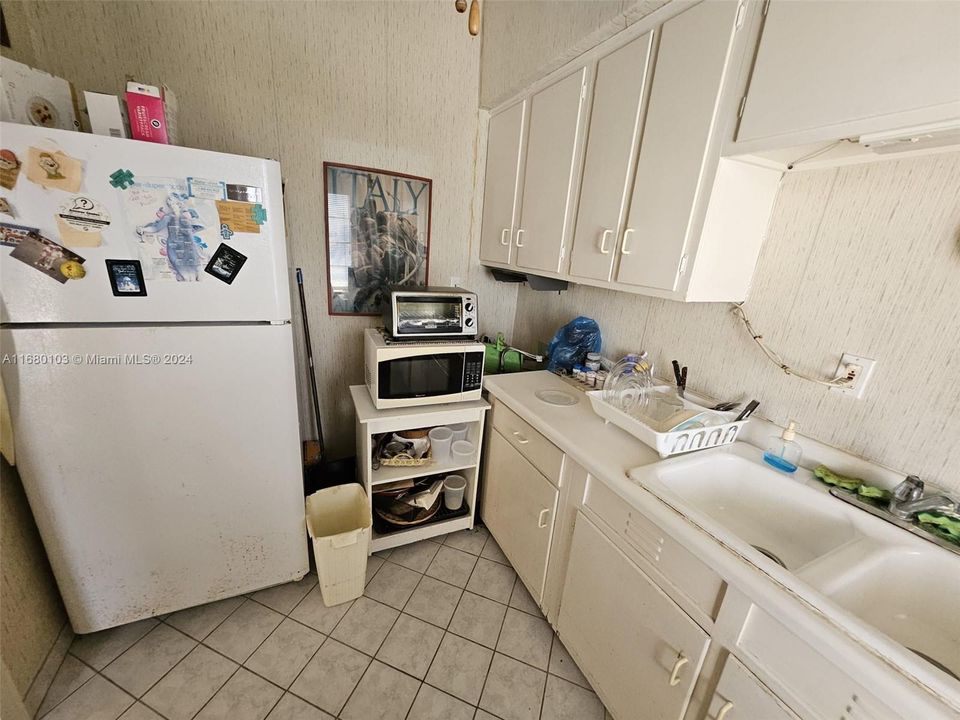 For Sale: $200,000 (1 beds, 1 baths, 726 Square Feet)