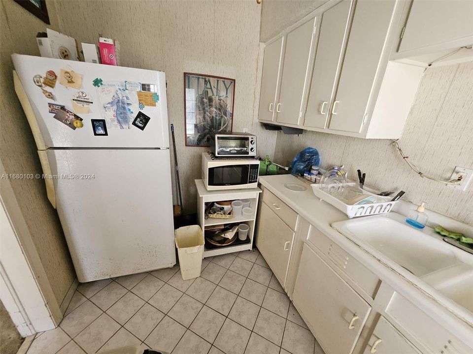 For Sale: $200,000 (1 beds, 1 baths, 726 Square Feet)