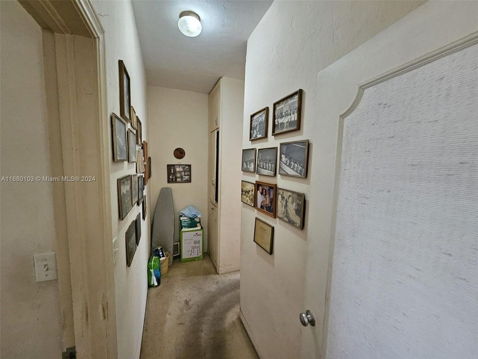 For Sale: $200,000 (1 beds, 1 baths, 726 Square Feet)