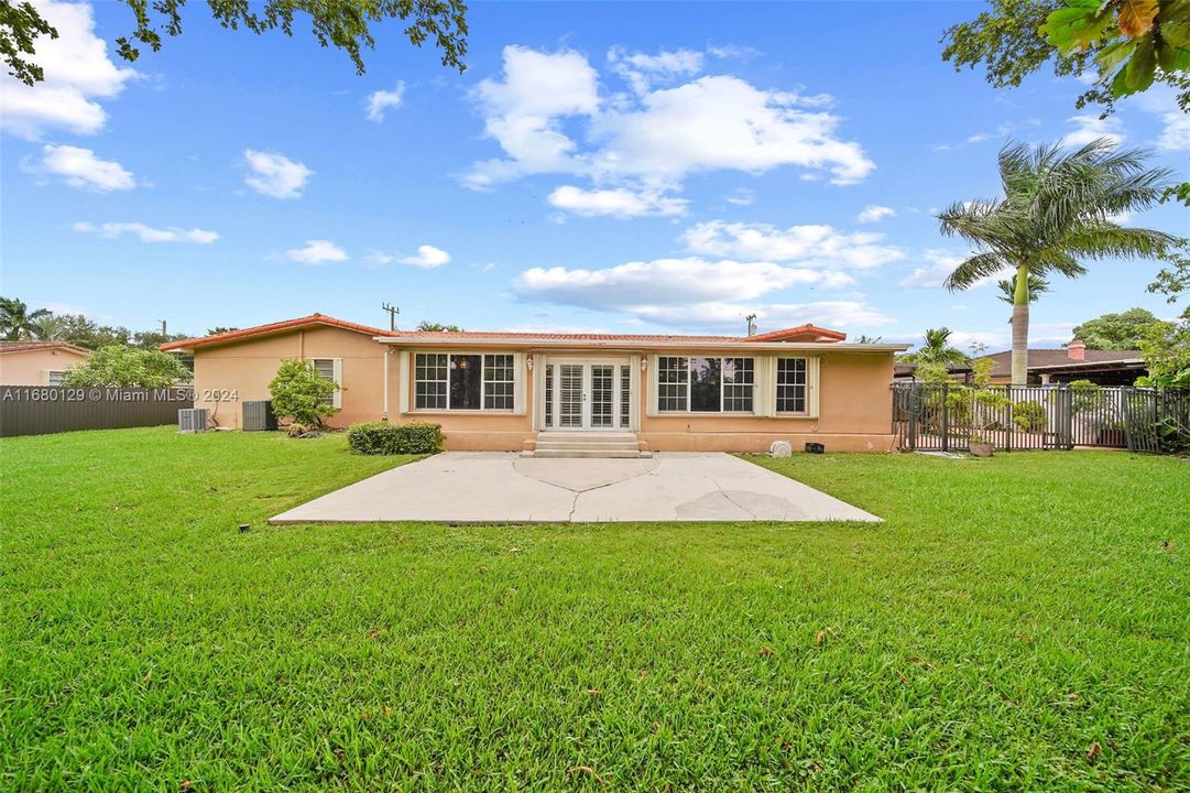 For Sale: $1,200,000 (3 beds, 3 baths, 4628 Square Feet)