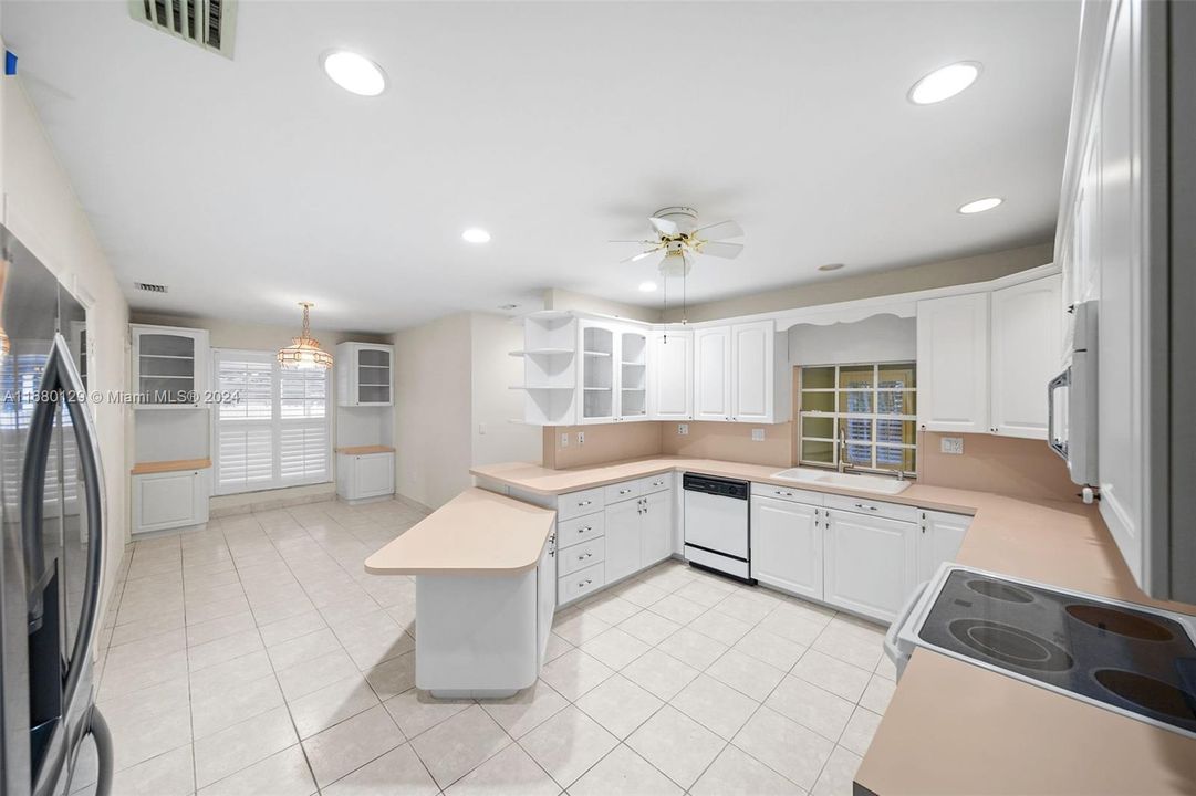 Breakfast area next to kitchen