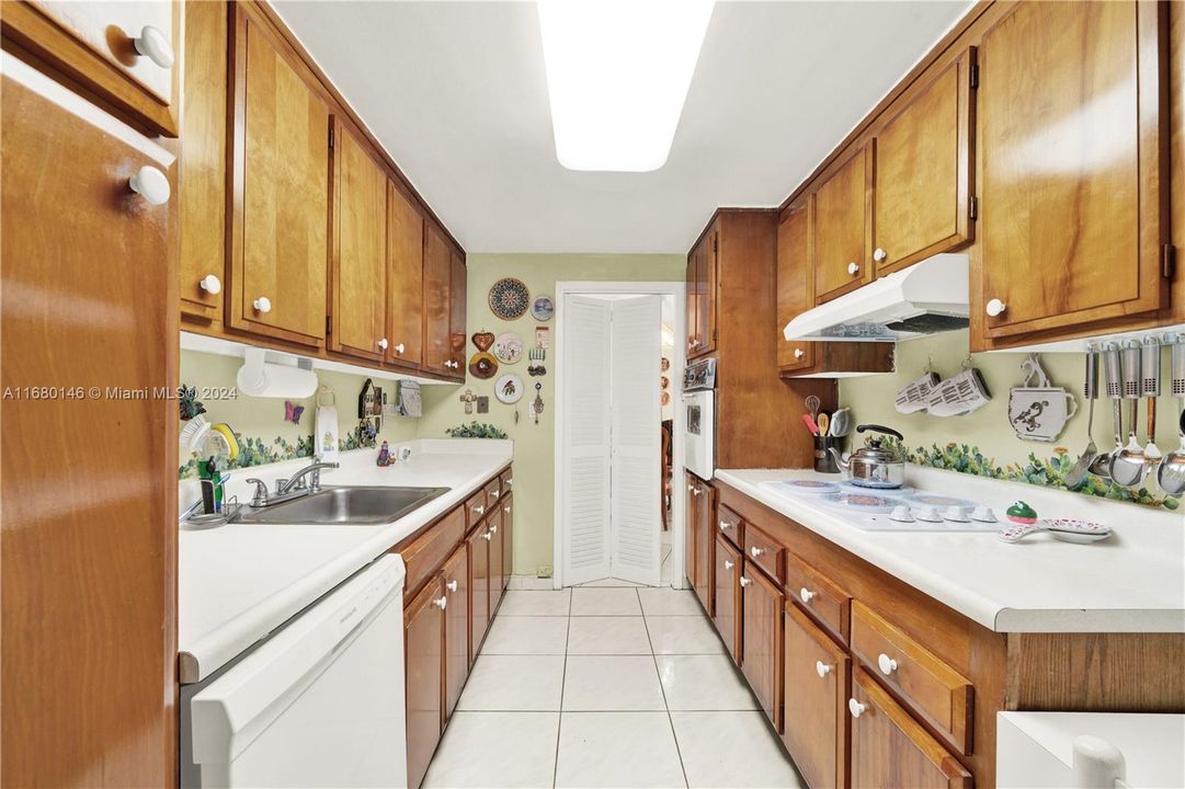 For Sale: $790,000 (2 beds, 2 baths, 1357 Square Feet)