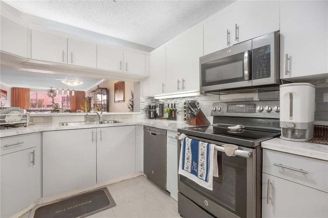 For Sale: $245,000 (2 beds, 2 baths, 1420 Square Feet)