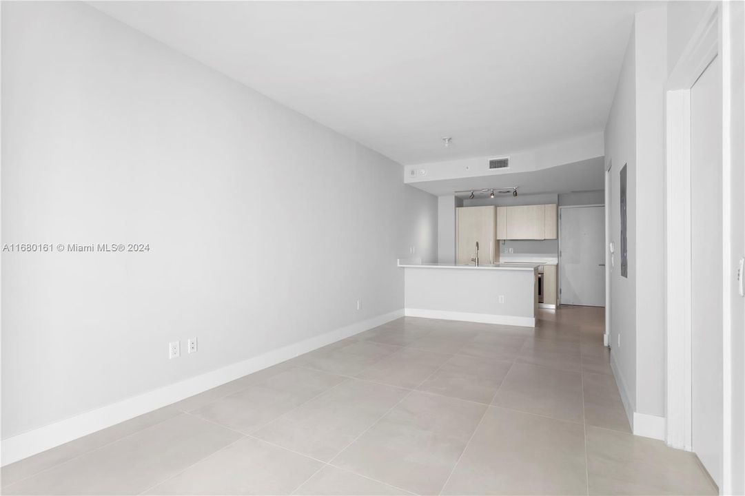 For Sale: $500,000 (1 beds, 1 baths, 618 Square Feet)