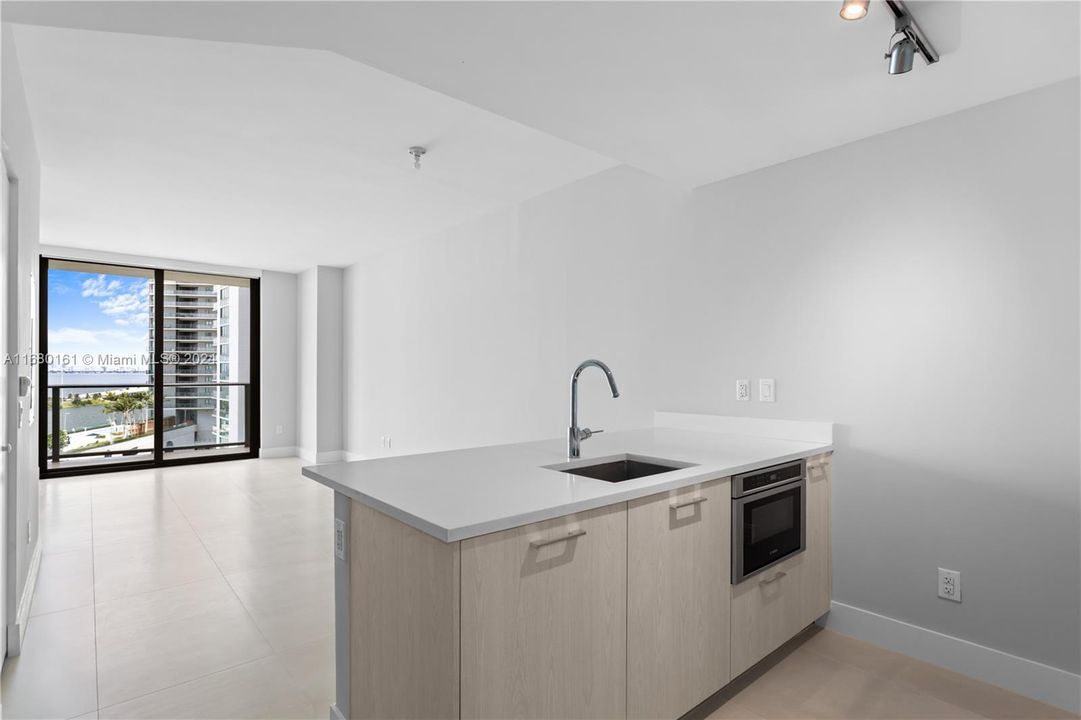 For Sale: $500,000 (1 beds, 1 baths, 618 Square Feet)