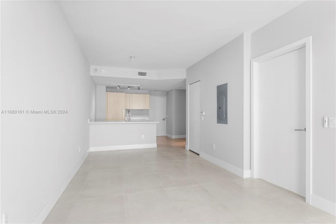 For Sale: $500,000 (1 beds, 1 baths, 618 Square Feet)