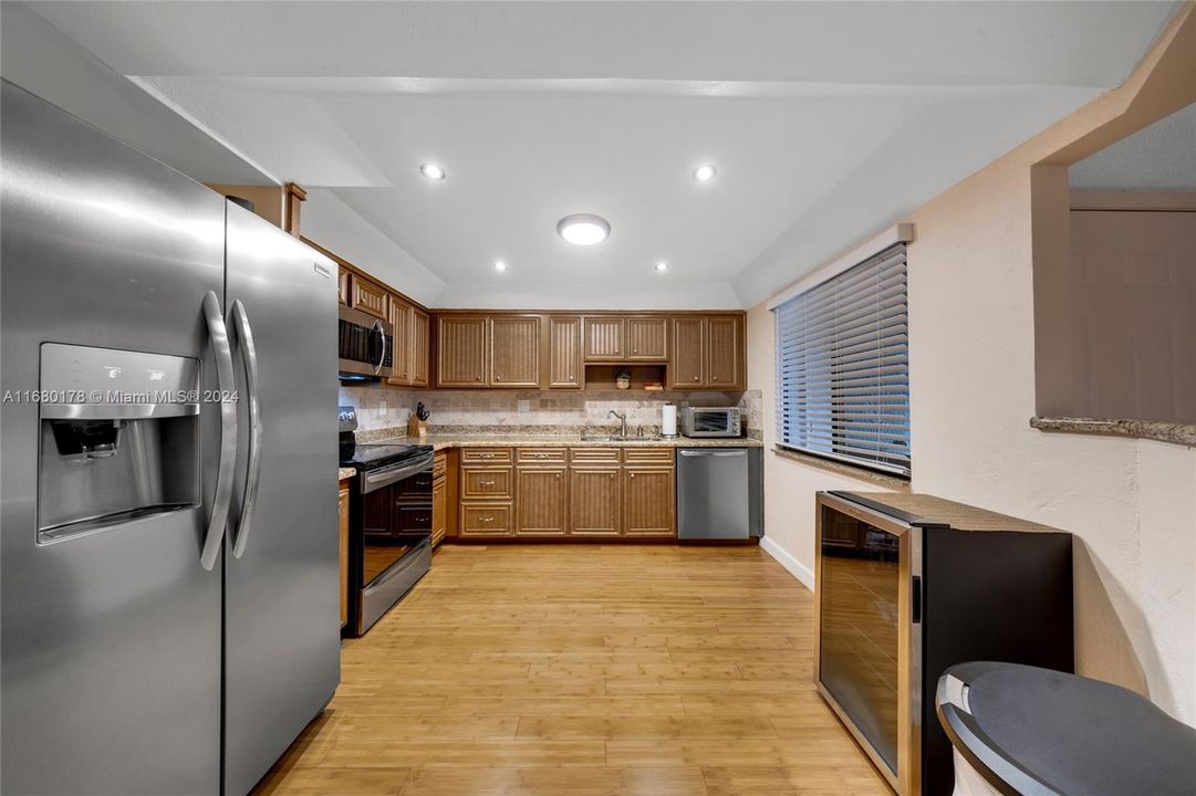 For Sale: $330,000 (2 beds, 2 baths, 1197 Square Feet)