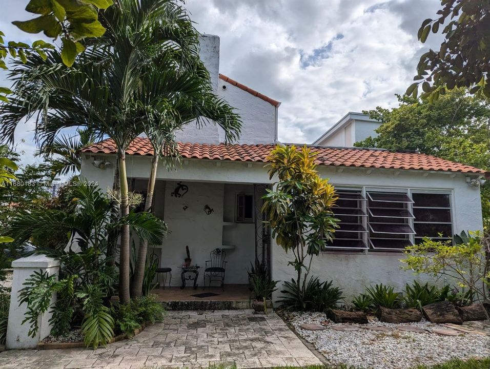 En Venta: $1,250,000 (3 camas, 2 baños, 2712 Pies cuadrados)