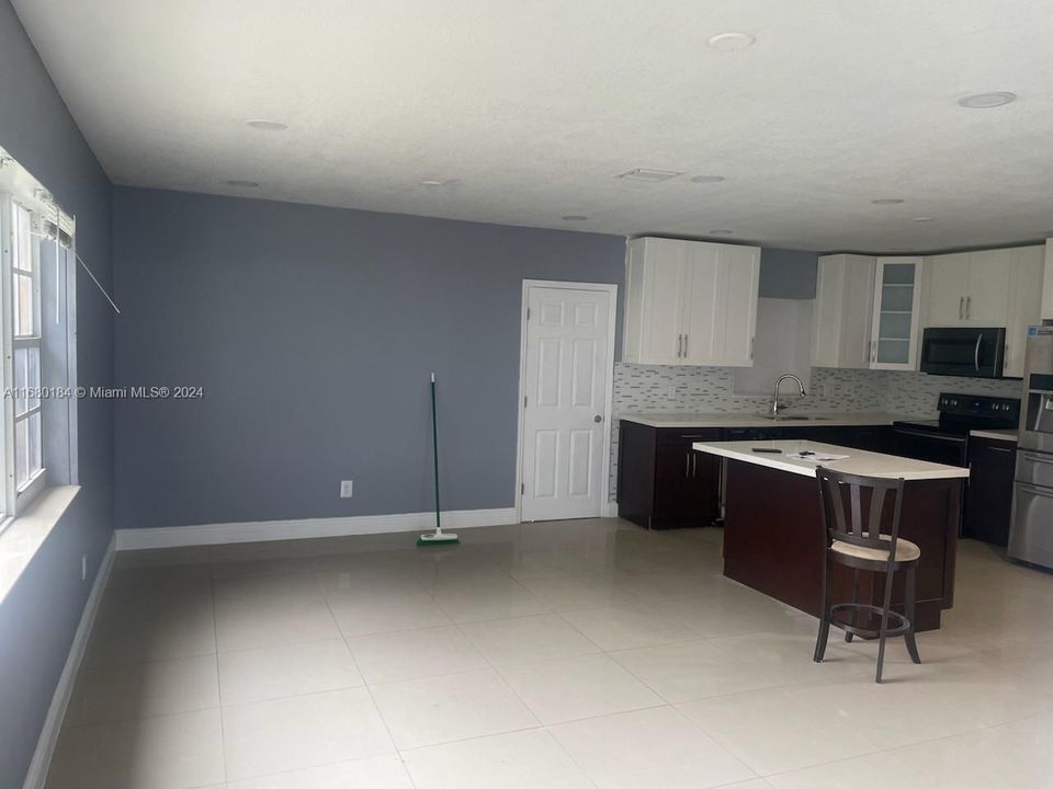 Active With Contract: $3,000 (3 beds, 2 baths, 1598 Square Feet)