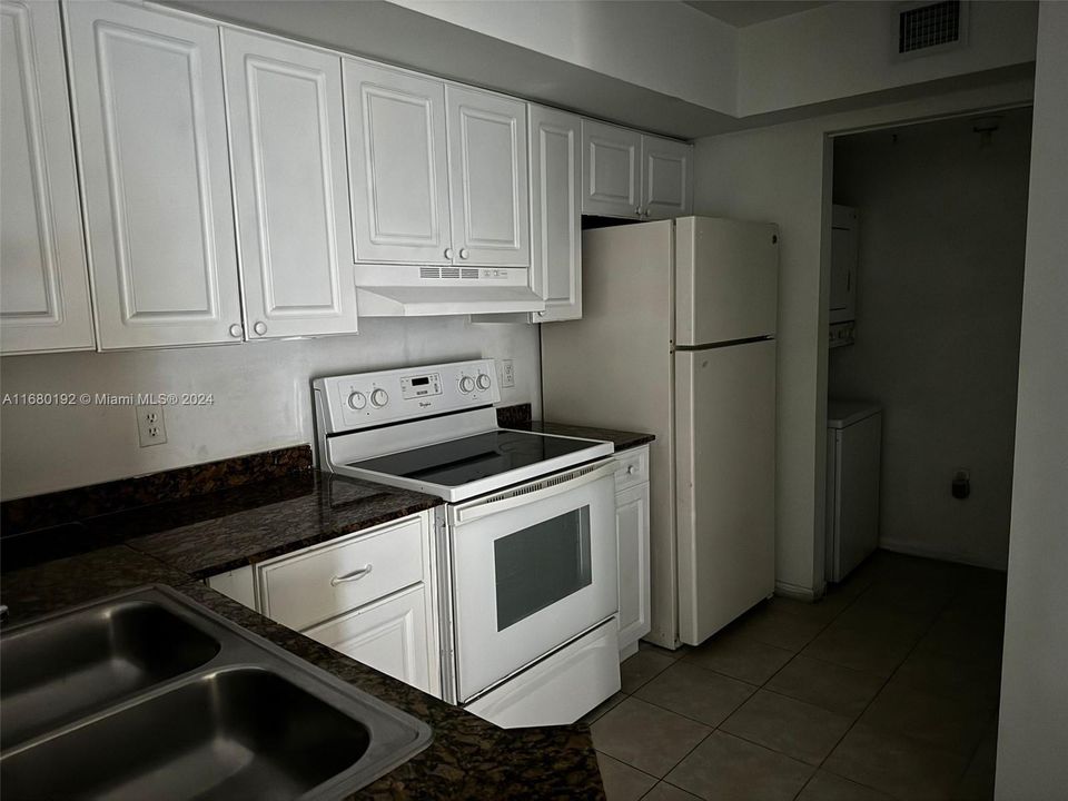 Active With Contract: $2,200 (2 beds, 2 baths, 892 Square Feet)