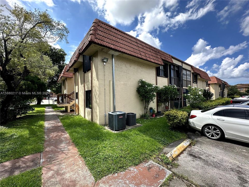 For Sale: $275,000 (2 beds, 2 baths, 750 Square Feet)