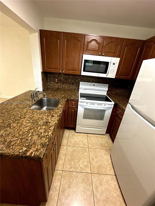 For Sale: $275,000 (2 beds, 2 baths, 750 Square Feet)