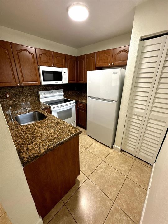 For Sale: $275,000 (2 beds, 2 baths, 750 Square Feet)