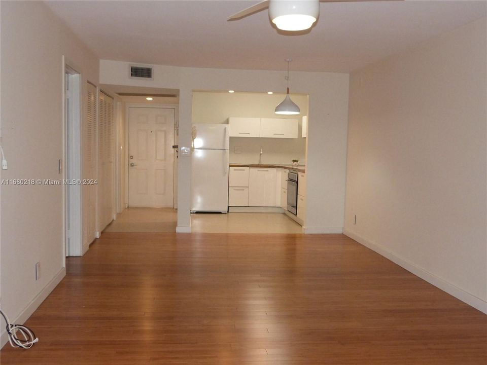 For Rent: $1,875 (1 beds, 1 baths, 741 Square Feet)