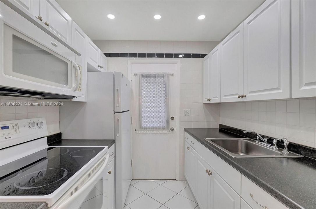 For Sale: $85,500 (1 beds, 1 baths, 688 Square Feet)