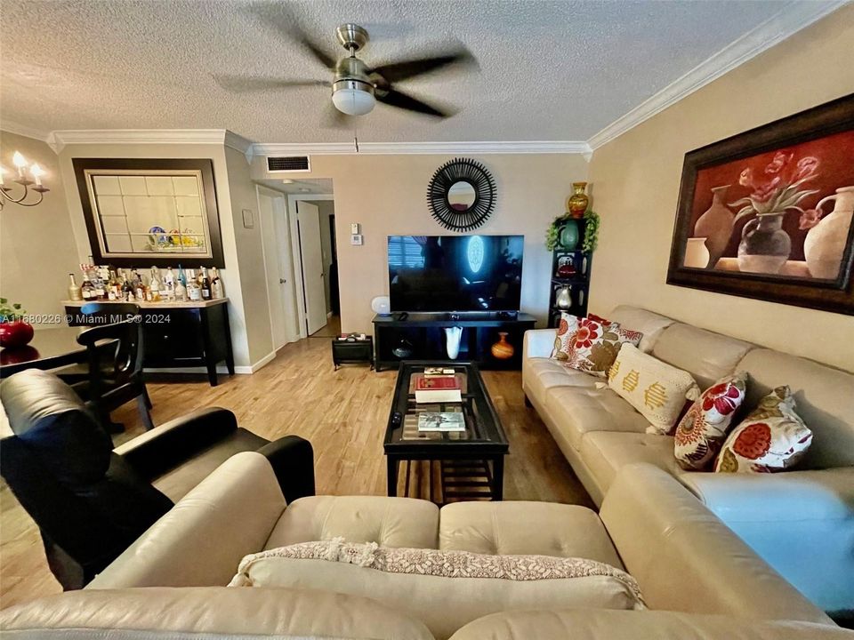 For Sale: $123,000 (1 beds, 1 baths, 720 Square Feet)