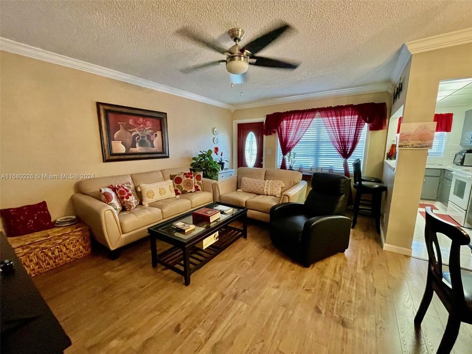 For Sale: $123,000 (1 beds, 1 baths, 720 Square Feet)