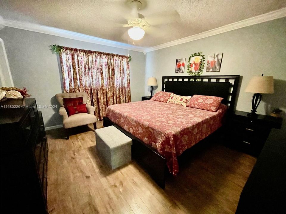 For Sale: $123,000 (1 beds, 1 baths, 720 Square Feet)