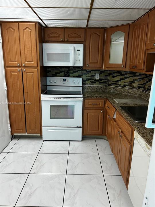 For Sale: $290,000 (1 beds, 1 baths, 762 Square Feet)