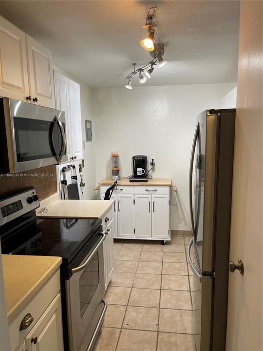 For Sale: $259,900 (1 beds, 1 baths, 940 Square Feet)