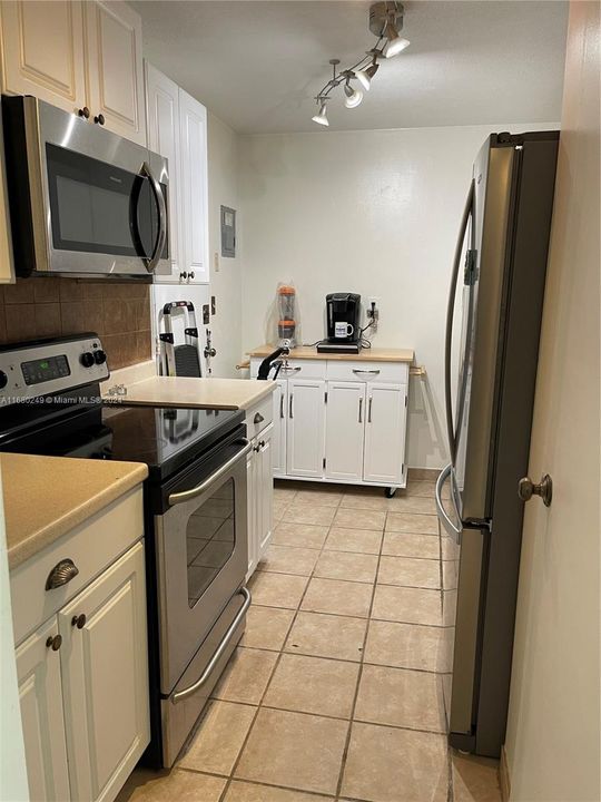 For Sale: $259,900 (1 beds, 1 baths, 940 Square Feet)