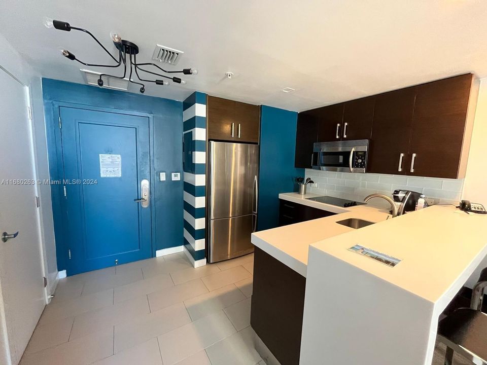 For Sale: $388,000 (1 beds, 1 baths, 644 Square Feet)