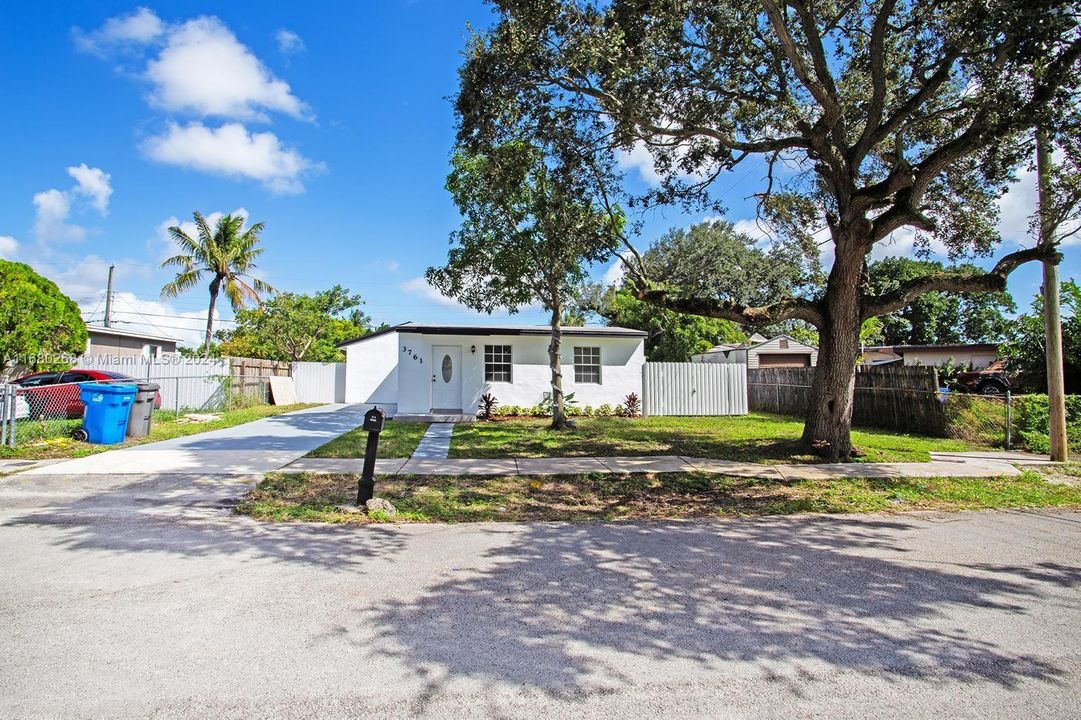 For Sale: $485,000 (3 beds, 2 baths, 1100 Square Feet)