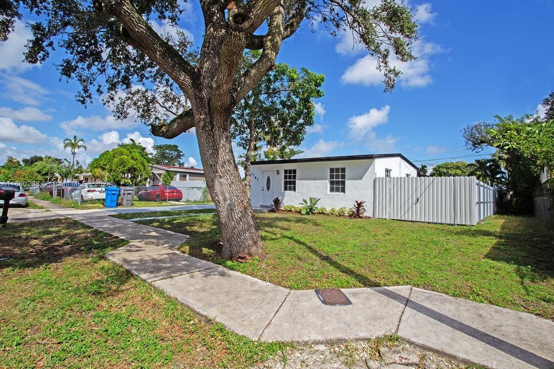 For Sale: $485,000 (3 beds, 2 baths, 1100 Square Feet)