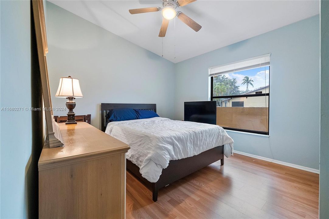 2nd bedroom Wood laminate flooring t