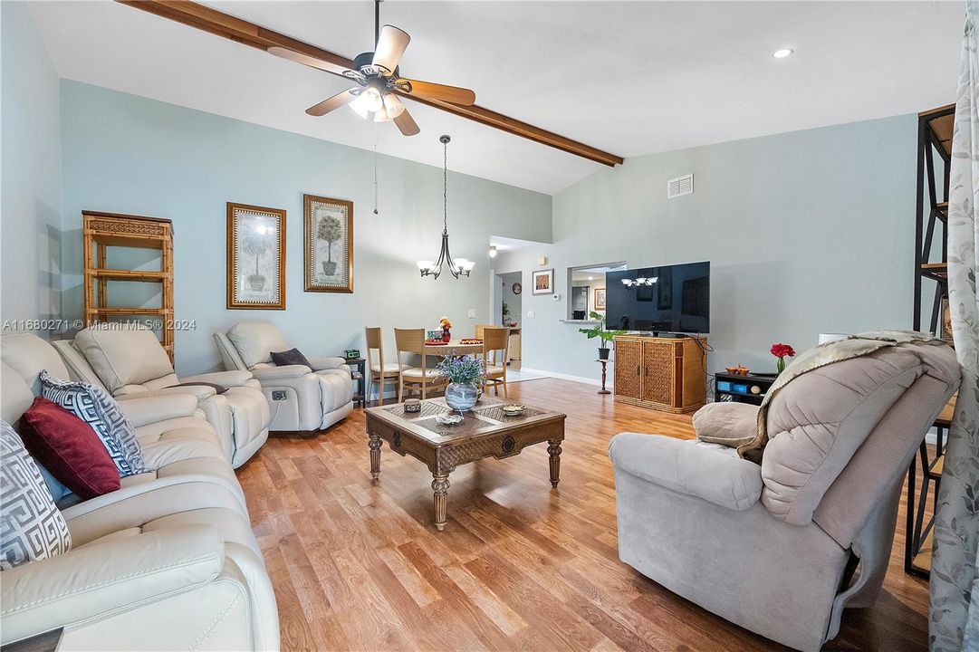 Vaulted Ceiling in Livingroom