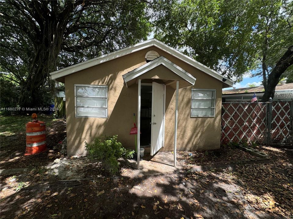 Active With Contract: $450,000 (3 beds, 1 baths, 1430 Square Feet)