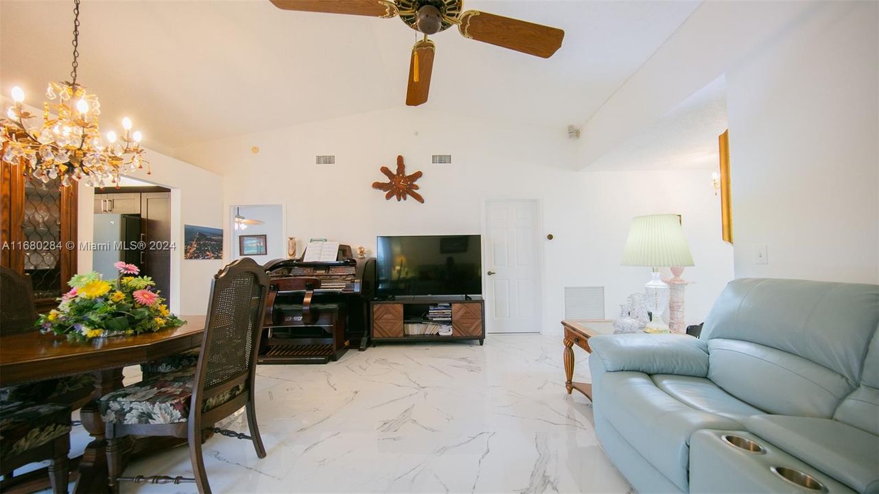 For Sale: $389,750 (2 beds, 2 baths, 1171 Square Feet)