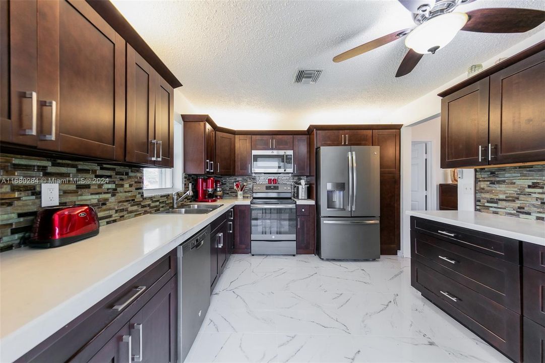 For Sale: $389,750 (2 beds, 2 baths, 1171 Square Feet)