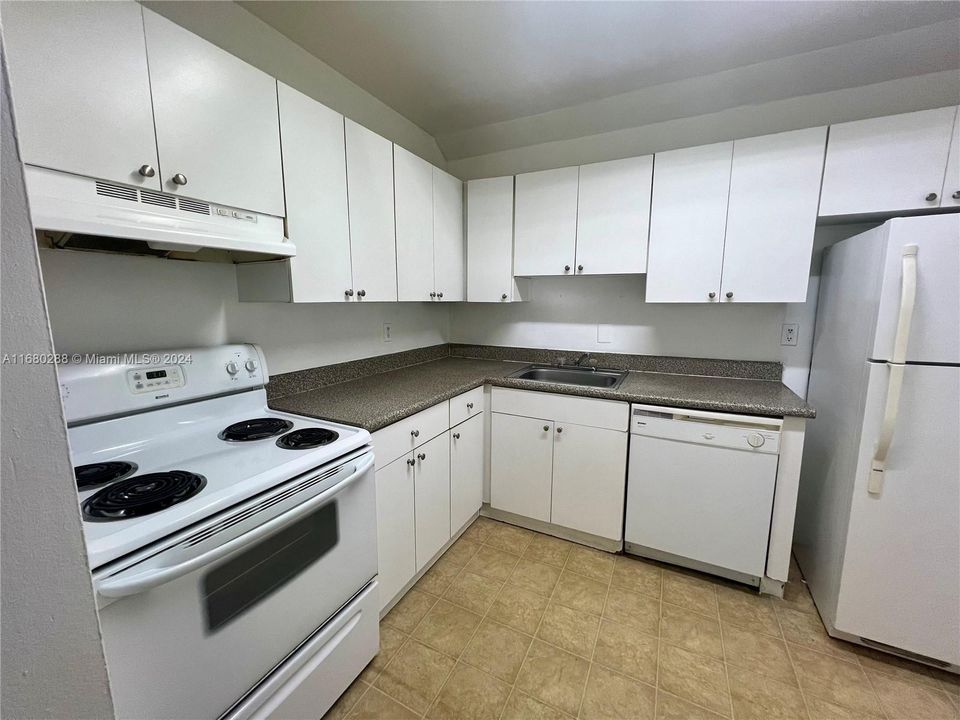 For Sale: $315,000 (2 beds, 2 baths, 1061 Square Feet)