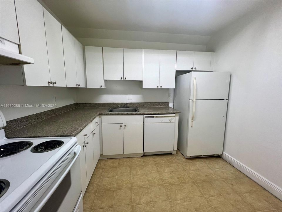 For Sale: $315,000 (2 beds, 2 baths, 1061 Square Feet)