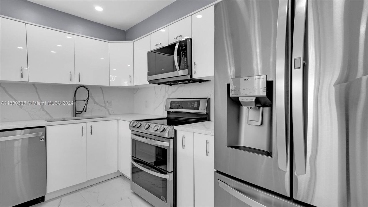 For Sale: $449,900 (2 beds, 2 baths, 1466 Square Feet)