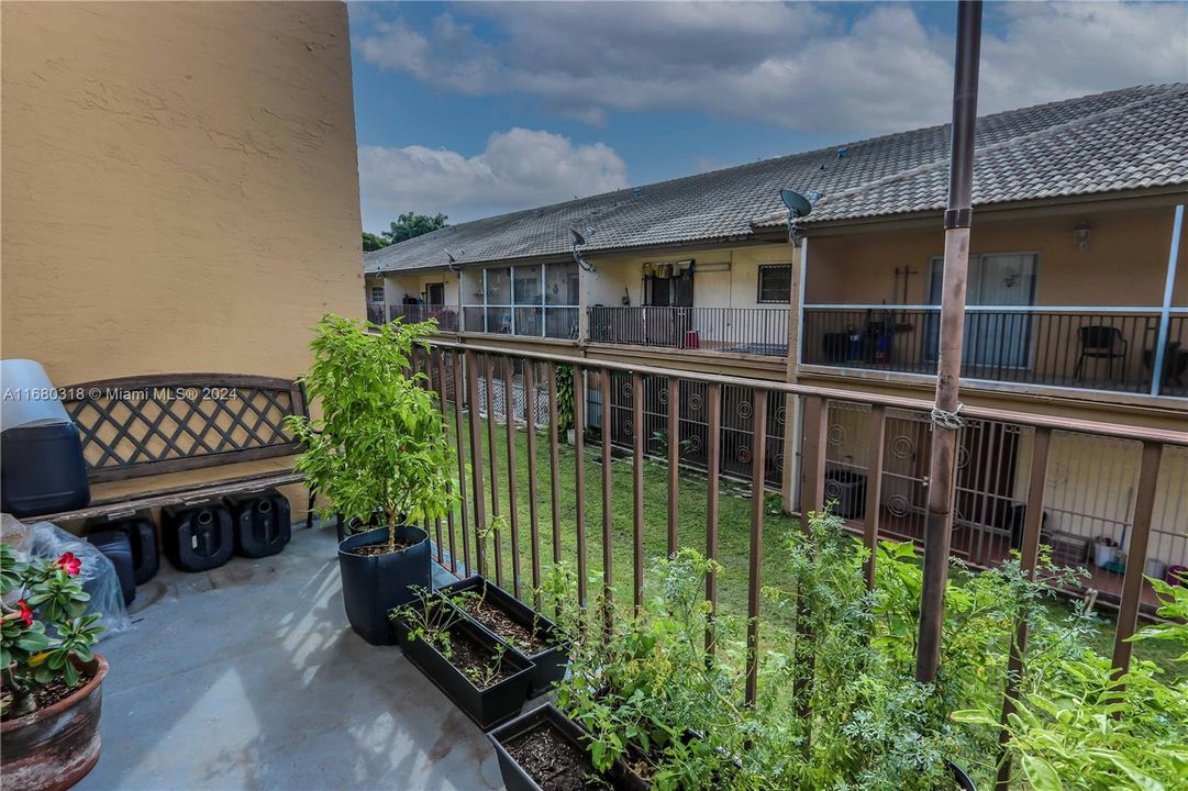 For Sale: $315,000 (2 beds, 2 baths, 1280 Square Feet)