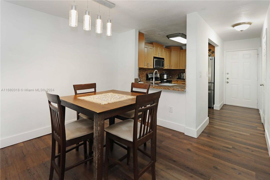 For Sale: $315,000 (2 beds, 2 baths, 1280 Square Feet)