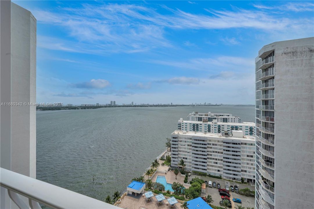 For Sale: $465,000 (2 beds, 2 baths, 1030 Square Feet)