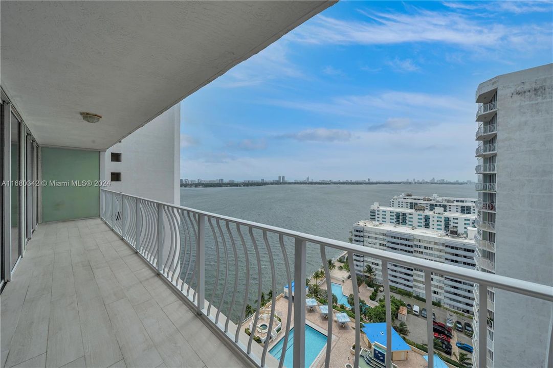 For Sale: $465,000 (2 beds, 2 baths, 1030 Square Feet)