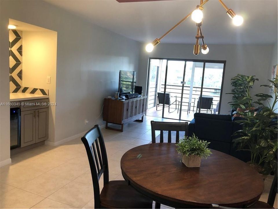 For Sale: $269,000 (2 beds, 2 baths, 979 Square Feet)