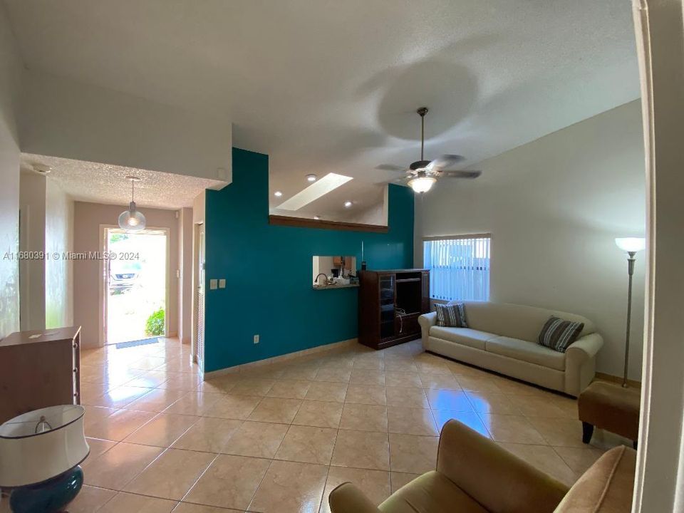 For Sale: $470,000 (2 beds, 2 baths, 1092 Square Feet)