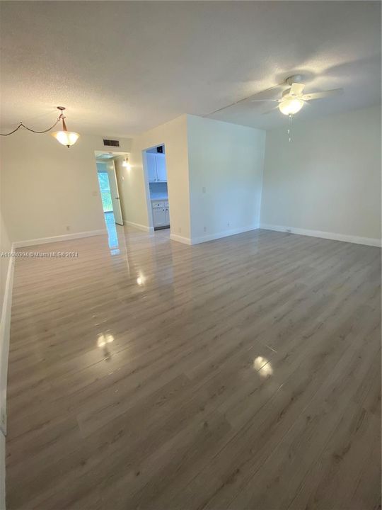 For Sale: $174,900 (1 beds, 1 baths, 811 Square Feet)