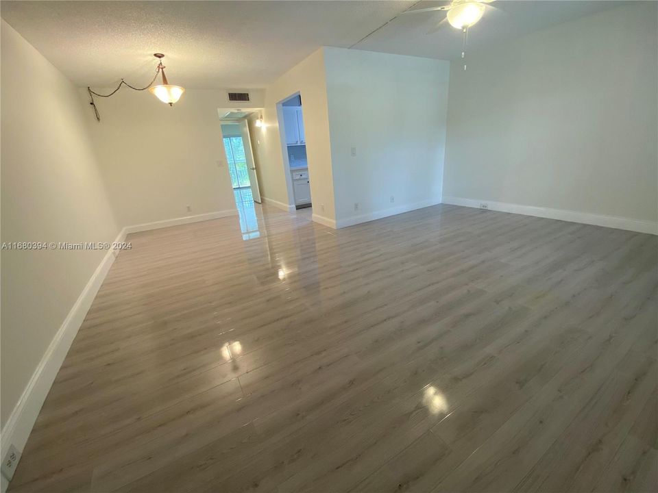 For Sale: $174,900 (1 beds, 1 baths, 811 Square Feet)